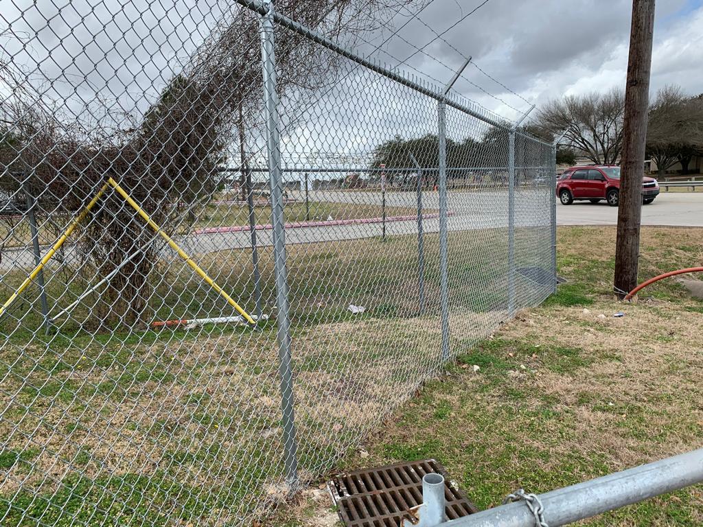 How to Choose the Best Commercial Fence Contractors Near You